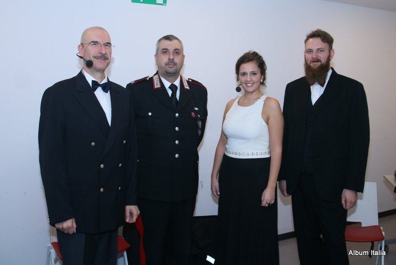 Da sinistra, Baritono Enrico Cossutta, M. llo Ord. CC Andrea Bagnolo, Soprano Ilaria Alida Quilico, Direttore Michele Fioroni