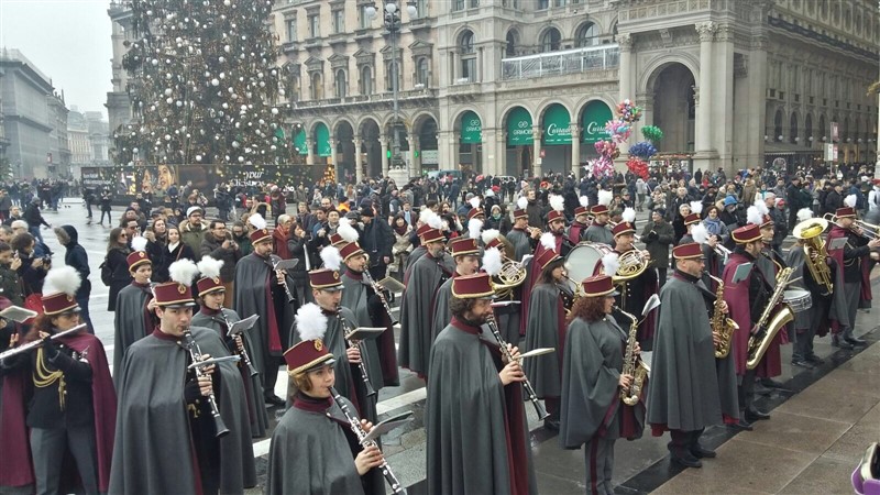 L'augurio a tutti i milanesi in piazza Duomo